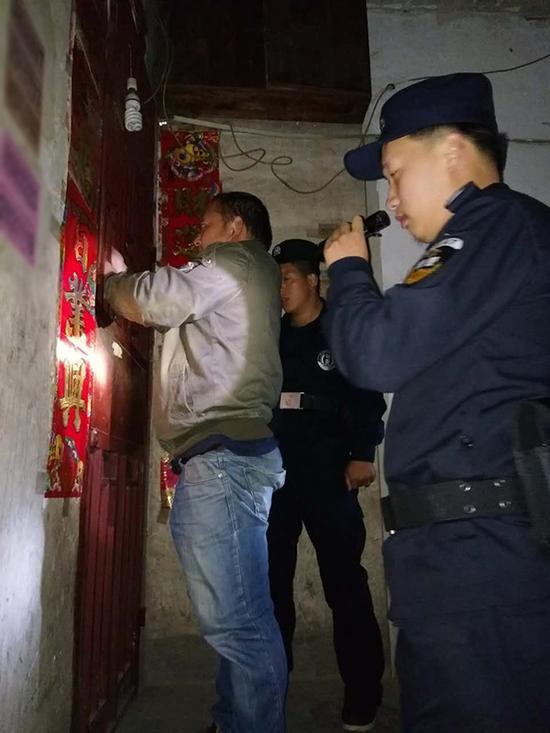 赣州粗心妈妈误将幼女锁家中 